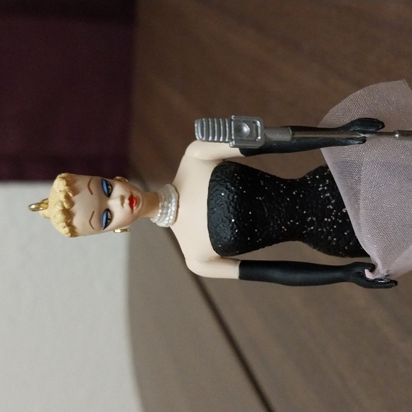 Hallmark Holiday Barbie - Picture 2 of 4
